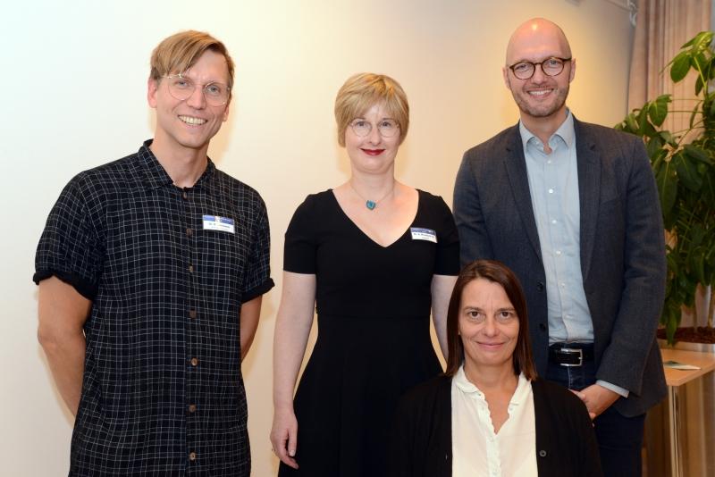 Die Referenten Frau Dr. Andrea Ertle (vorne), Herr Dr. Dominik Ülsmann mit Frau Dr. Anne-Linde Kruttschnitt und Herrn Dr. Olaf Schulte-Herbrüggen (von links) Die Referenten Frau Dr. Andrea Ertle (vorne), Herr Dr. Dominik Ülsmann mit Frau Dr. Anne-Linde Kruttschnitt und Herrn Dr. Olaf Schulte-Herbrüggen (von links)